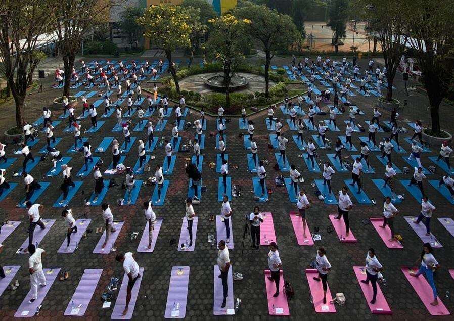 IAS Gandeng Singapore National Academy Peringati International Yoga Day ke-9